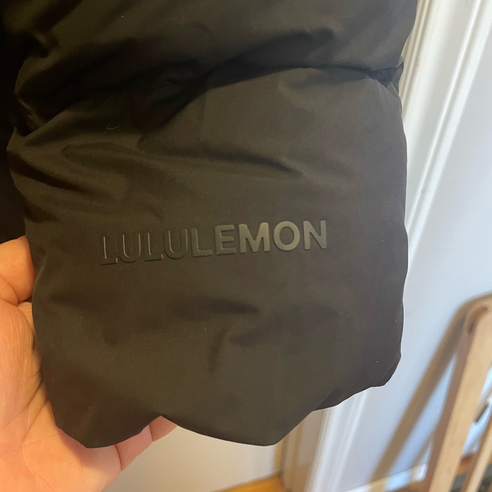 Lululemon black wonder puff size 10 600 fill - Picture 2 of 3